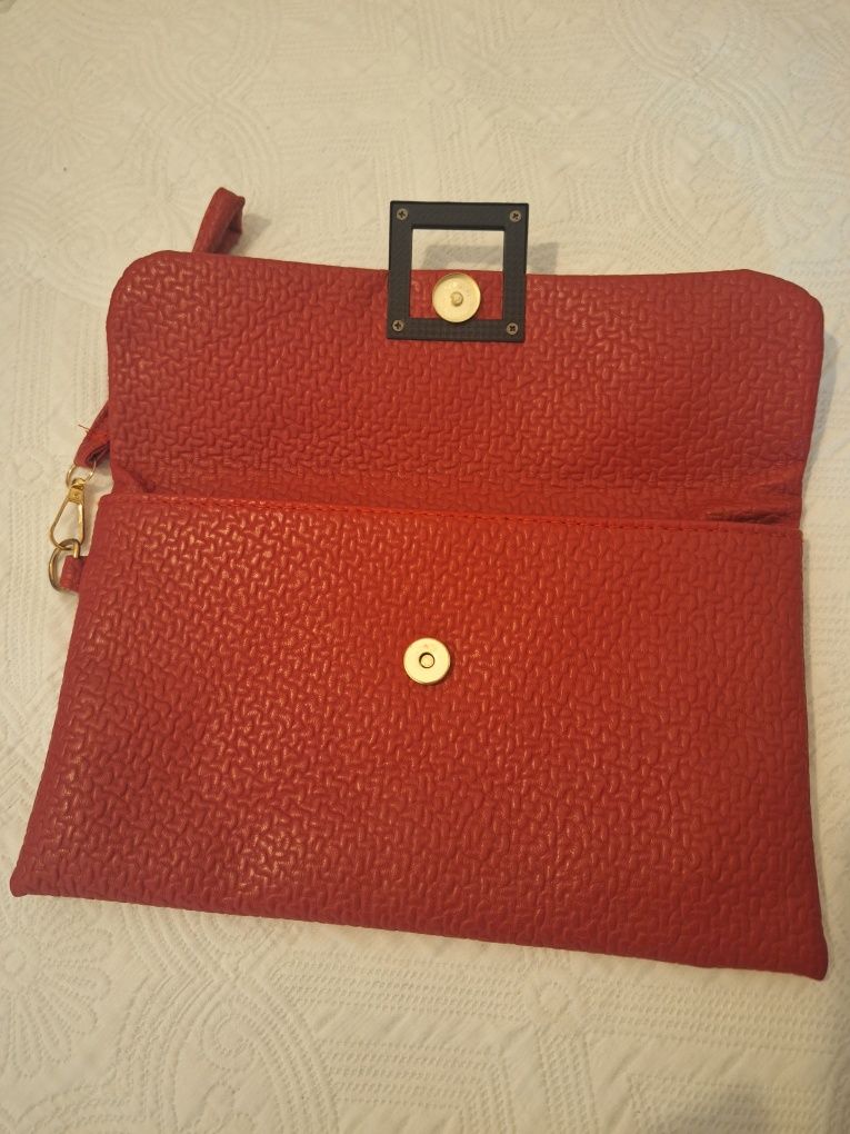 Vendo clutch vermelha
