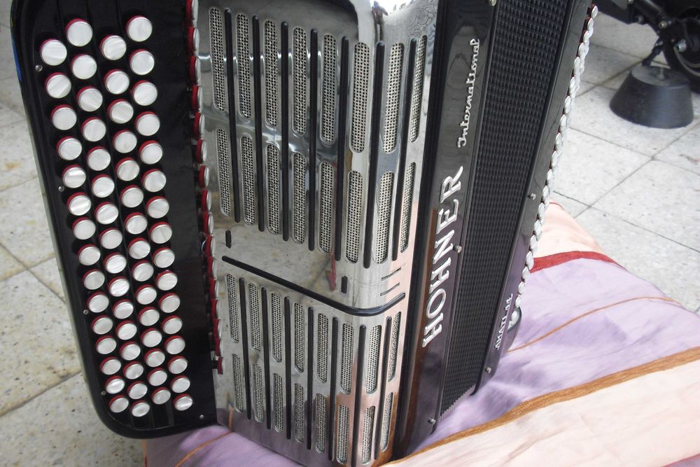 Acordeão muito novo italiano