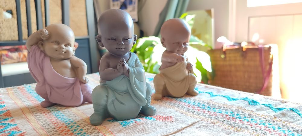 Figuras Buddha a fazer artes marciais