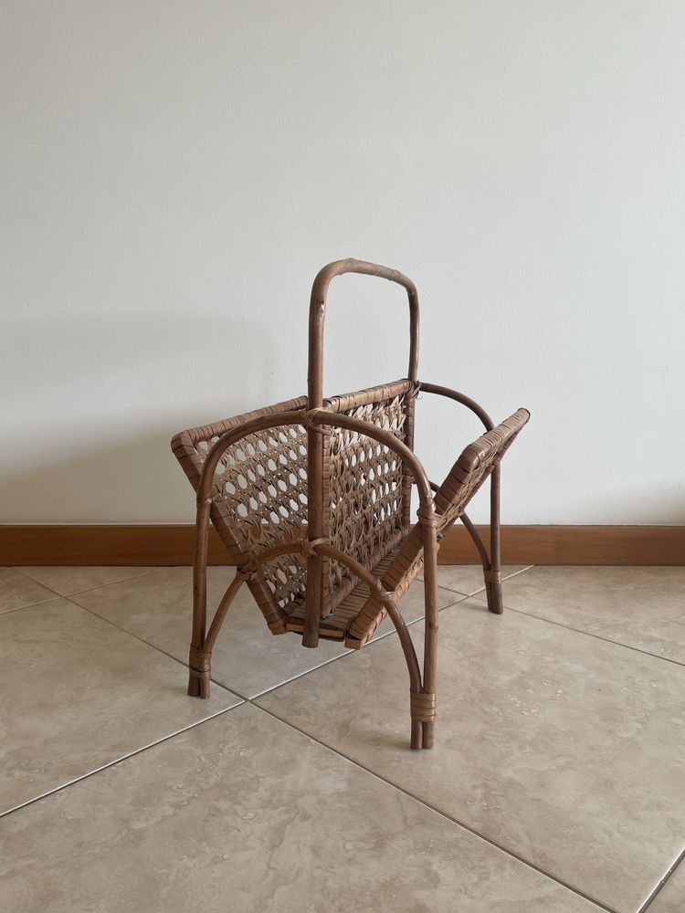 Porta revistas em verga/rattan