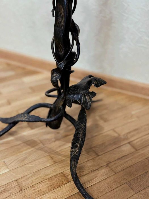 Кована підставка для квітів