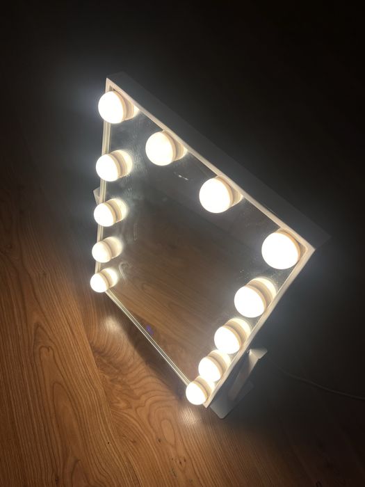 Lustro kosmetyczne z oświetleniem LED