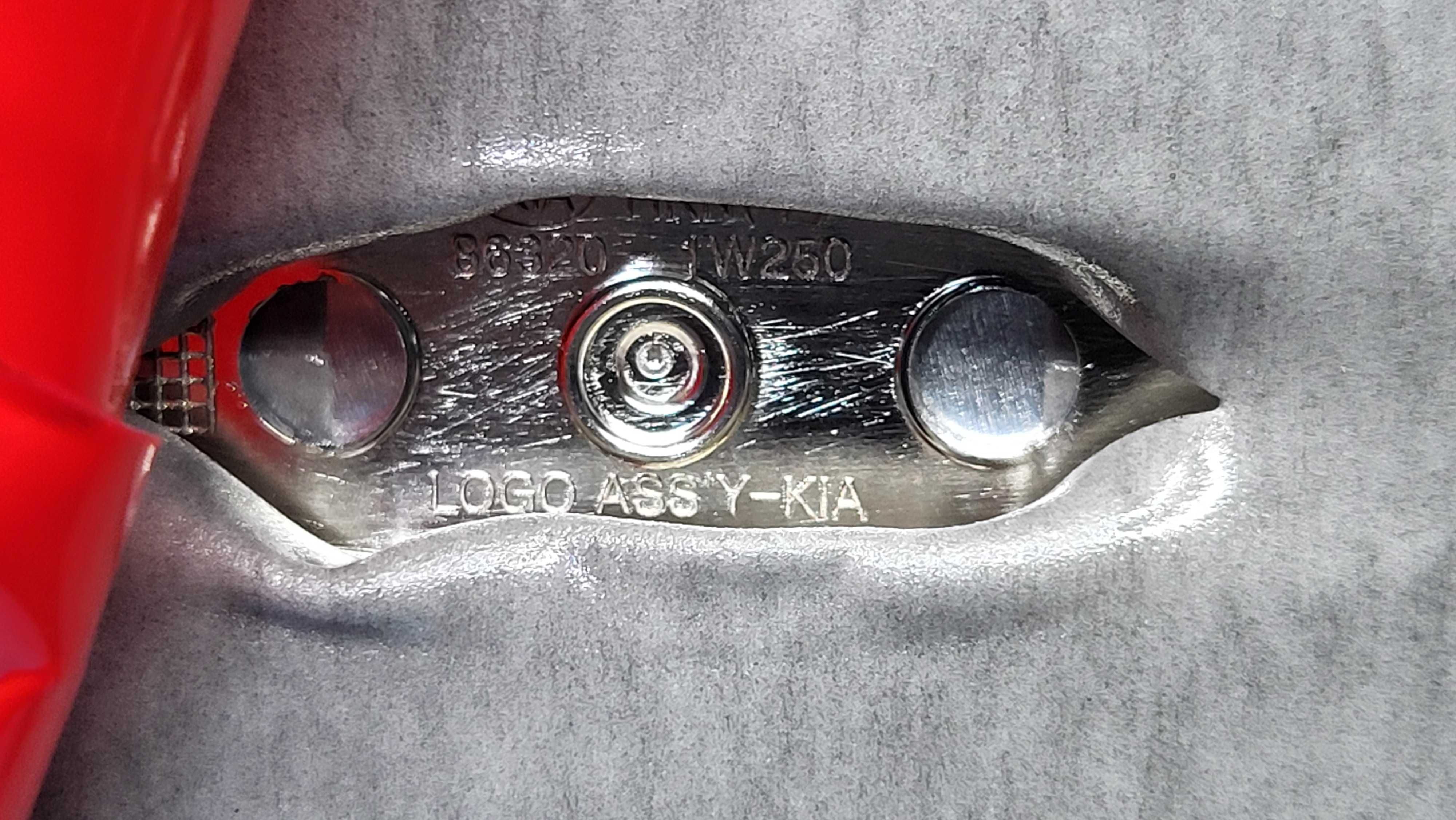 Emblemat Znaczek Logo KIA PRZÓD TYŁ OE 86320-1W250 NOWY! 13x6,5cm ORYG