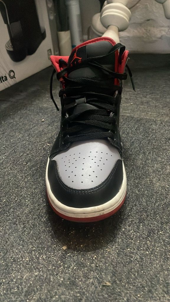 Jordan 1 Mid Cinzento Preto