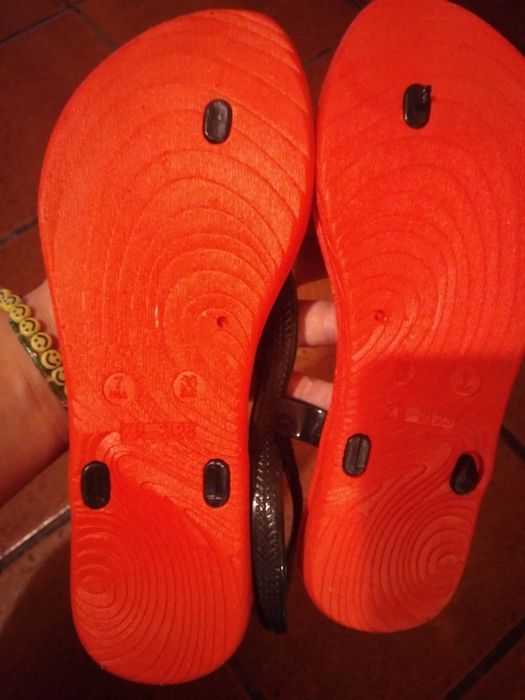 Chinelos vermelhos