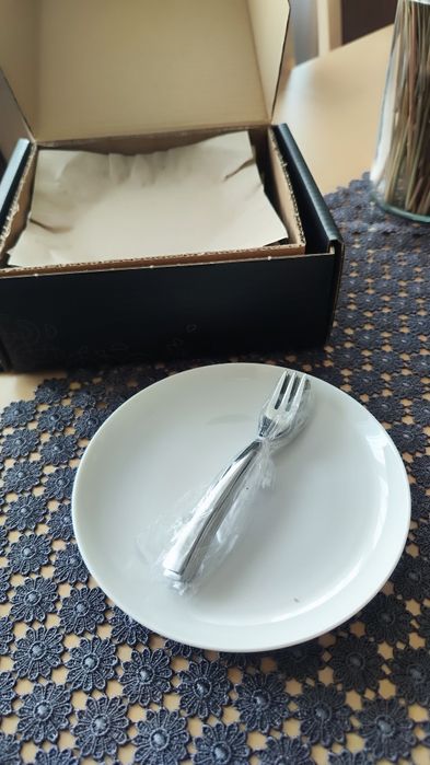 Zestaw deserowy porcelanowy na 6 osób, talerzyki i widelczyki ćmielów
