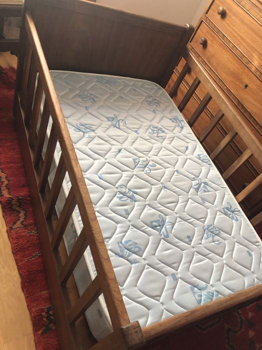 Cama de grades em madeira maciça com colchão