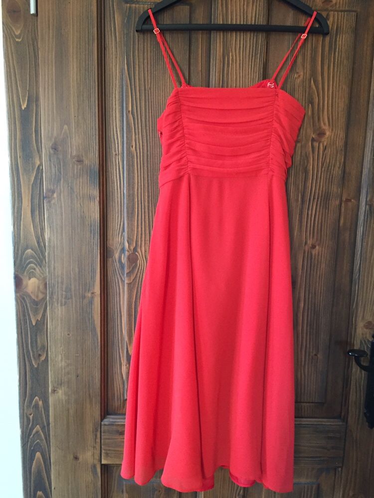 Sukienka w kolorze czerwonym