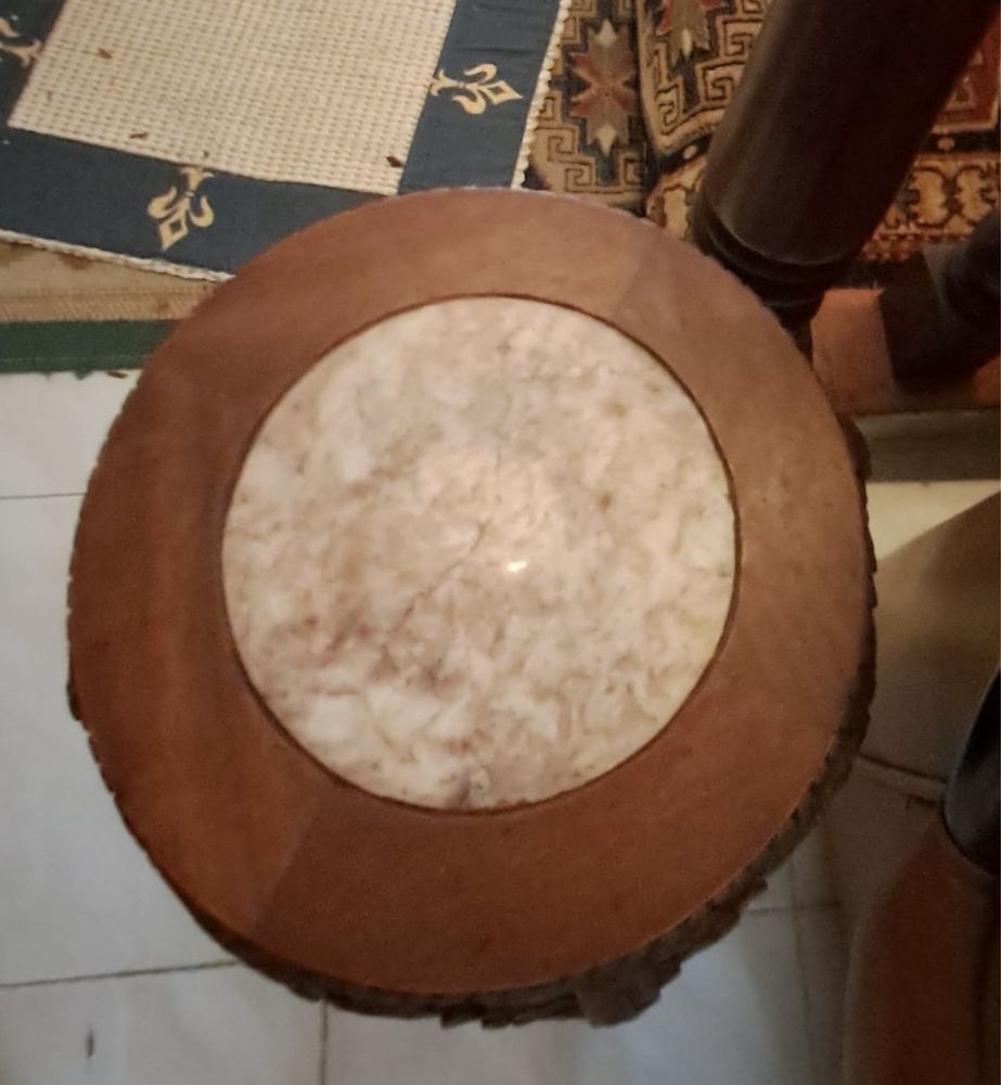 Mesa de apoio de madeira com pedra