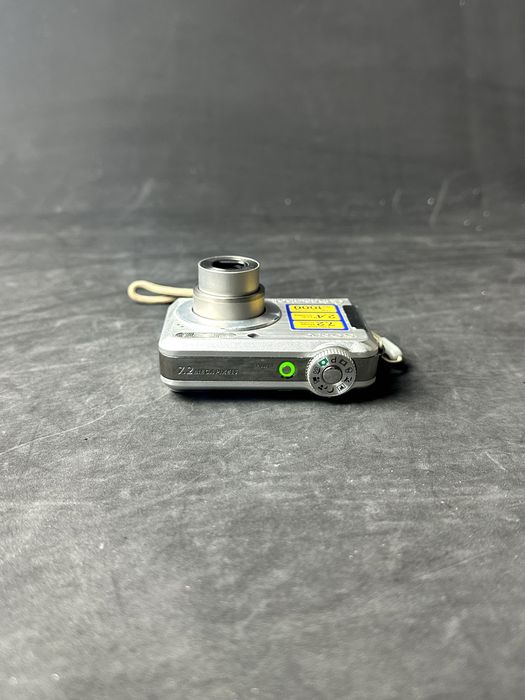 Sony Cyber‑Shot DSC‑S700 у робочому стані.