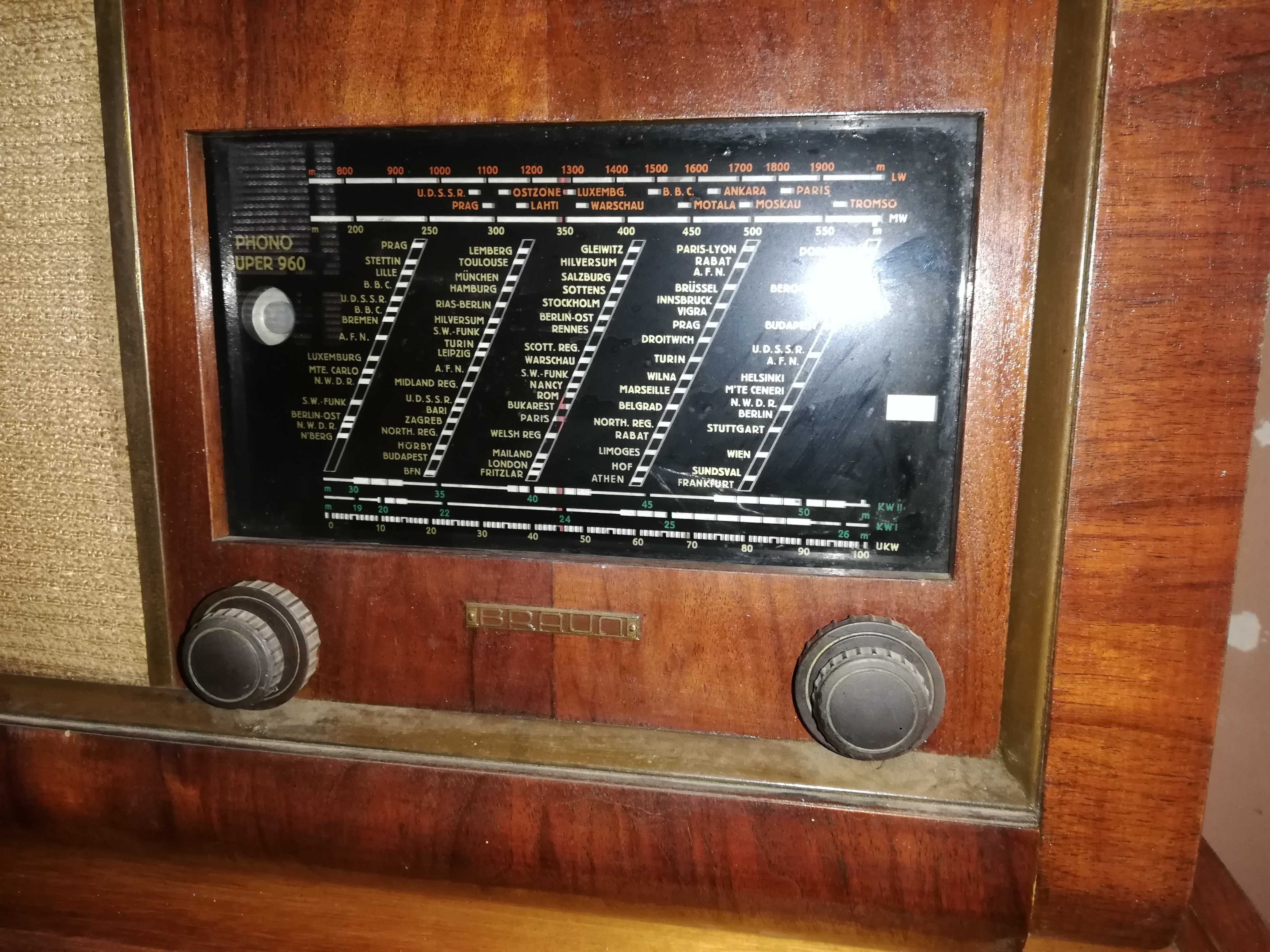 Radio antigo e móvel com gira discos. Braun phono super 960 W