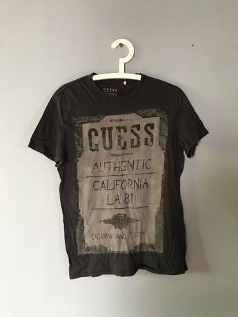 Używany t-shirt Guess