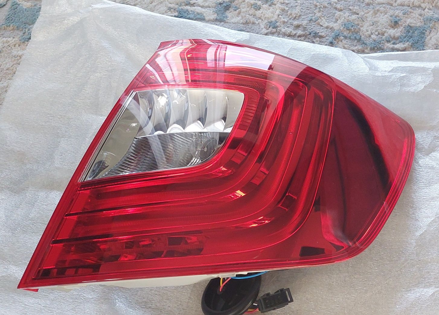 Lampa  oryginalna tylnia prawa Skoda Superb 2 kombi po lifcie