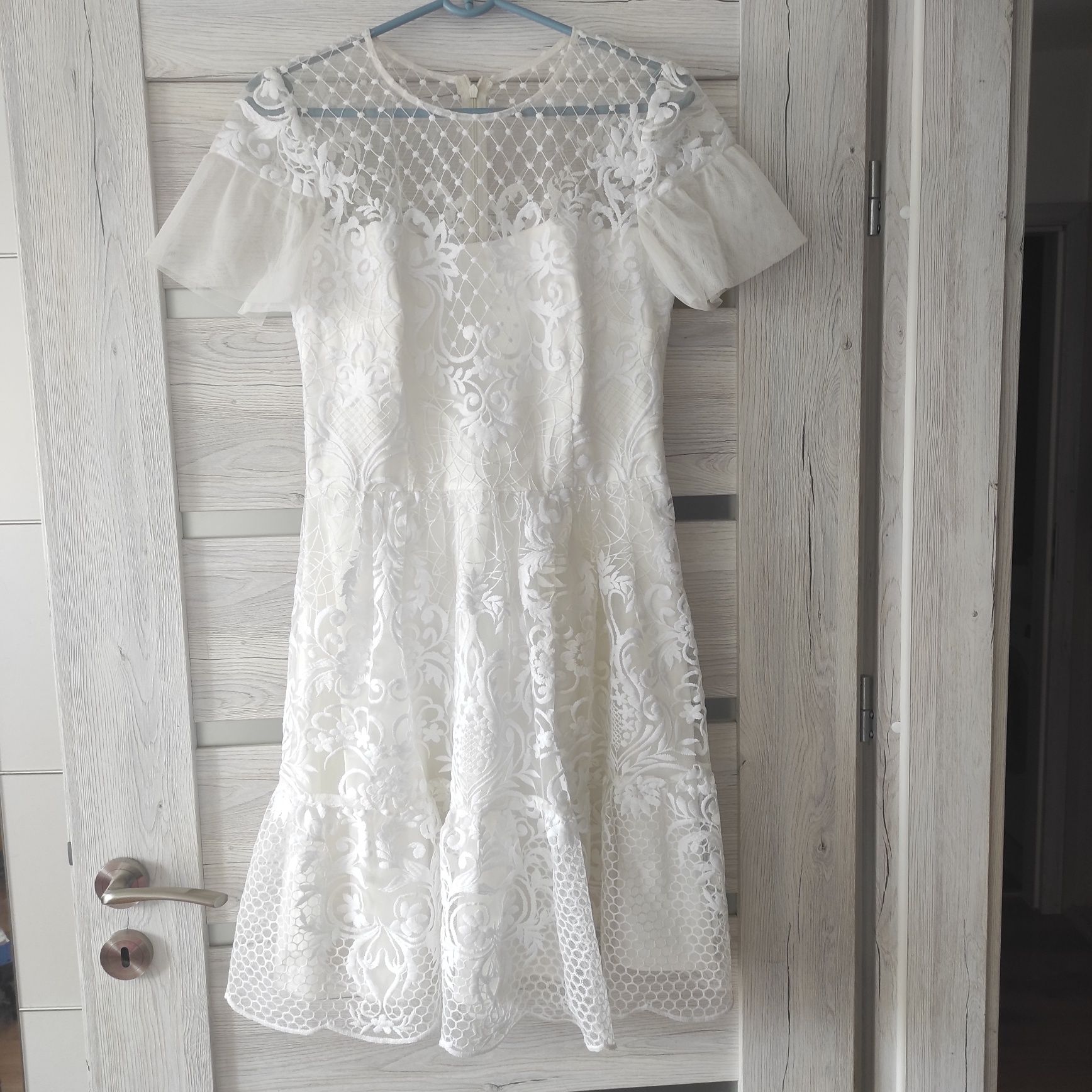 Biała sukienka 38