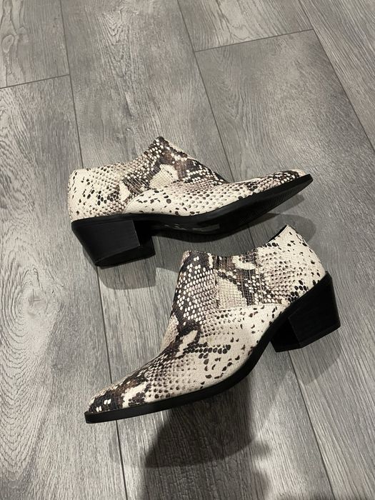 Продам женские ботинки козаки