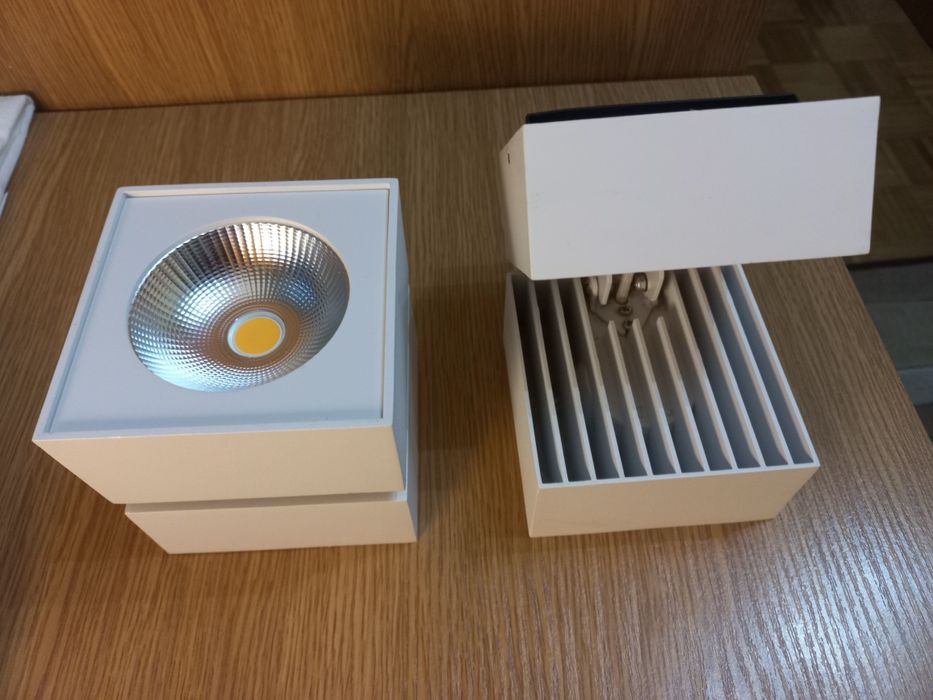 Lampy sufitowe regulowane