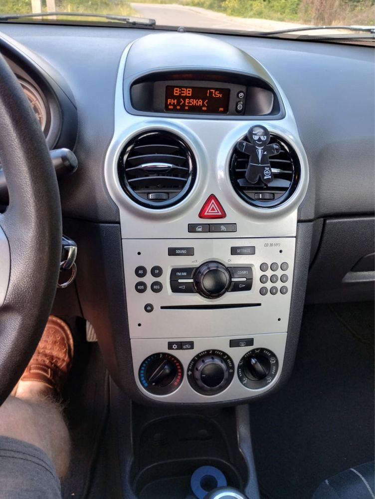 Opel Corsa 1.2 klimatyzacja 2009r Niski przebieg