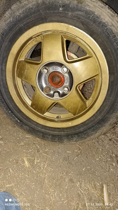 Форд.       ескорт.