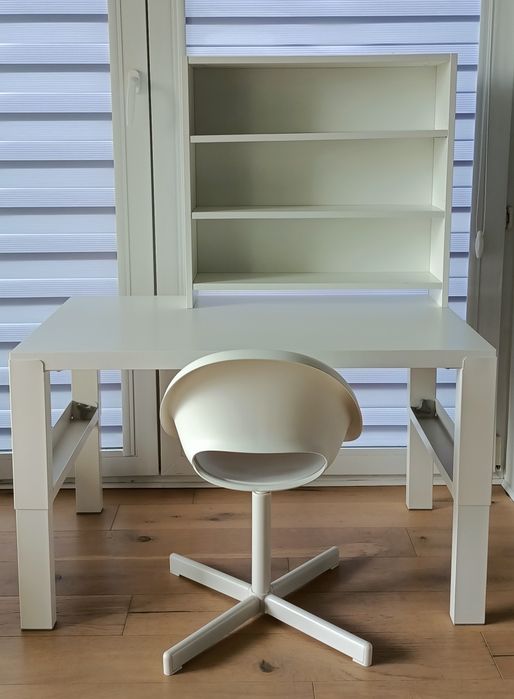 Biały komplet: biurko regulowane Ikea Pahl z nadstawką i krzesłem obr