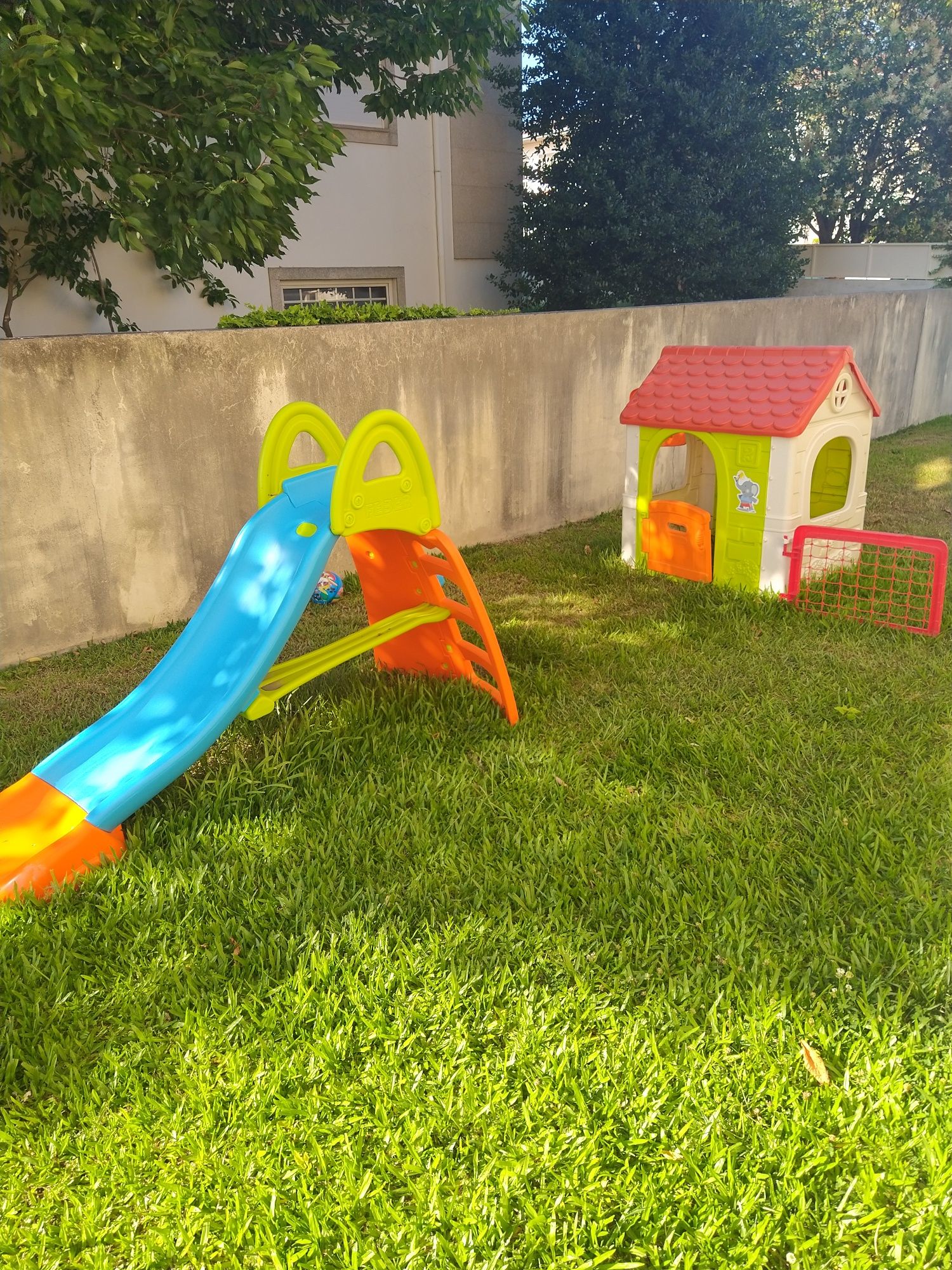Parque infantil Feber com escorrega e casinha multidesportos