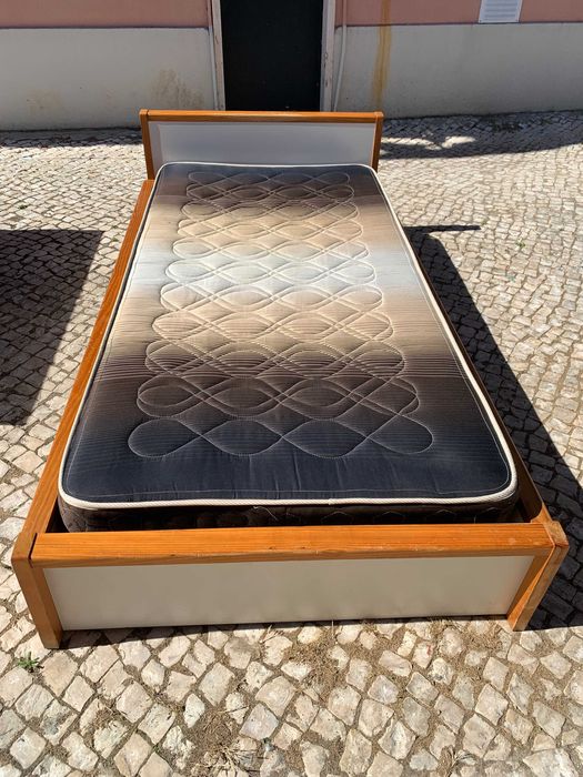 Cama em Pinho de solteiro, estrado, cabeceira e colchão verão inverno