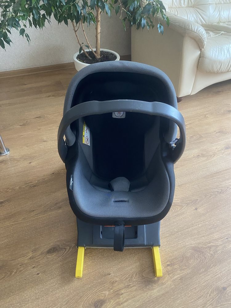 Автокресло Peg-Perego  с базой в авто та кріпиться до шасі коляски!