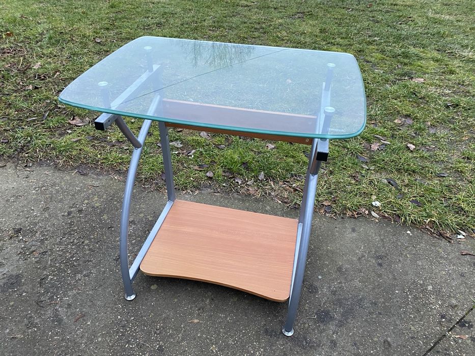 Biurko ze szklanym blatem