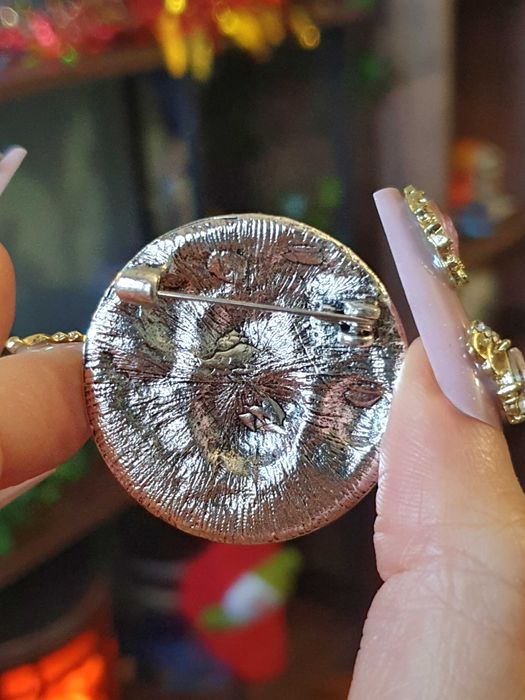 Broche / pregadeira / alfinete de peito medalhão prateado Medusa em 3D
