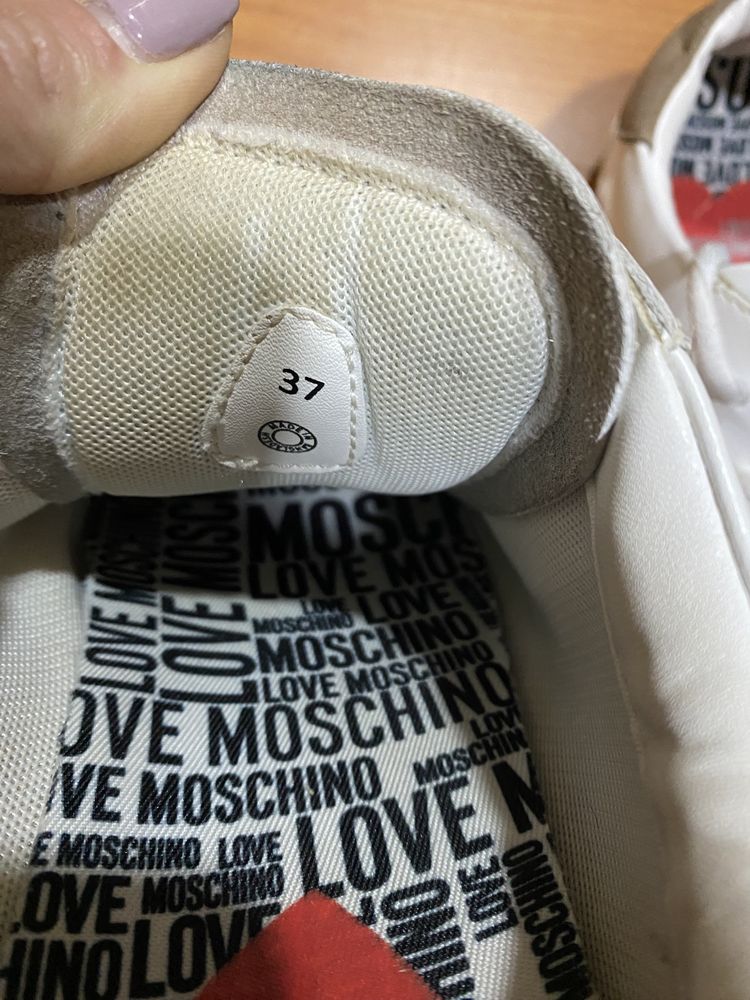 Sapatilhas LOVE MOSCHINO brancas em pele, com o coração moschino rosa