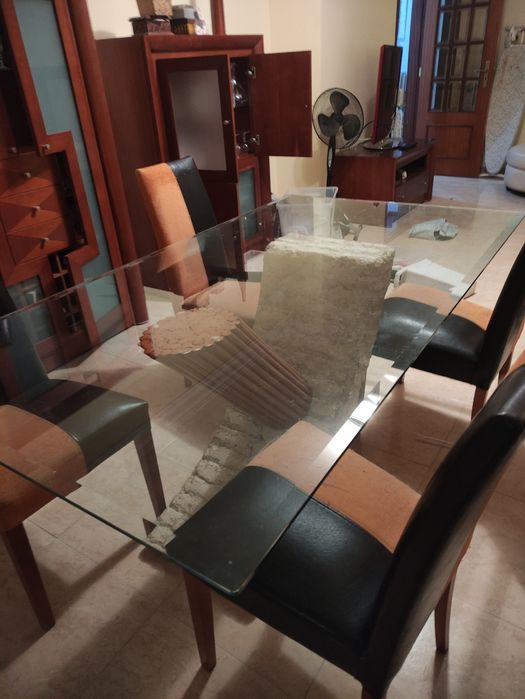 Mesa de Jantar de Vidro com Base Esculpida Única + 4 Cadeiras Design