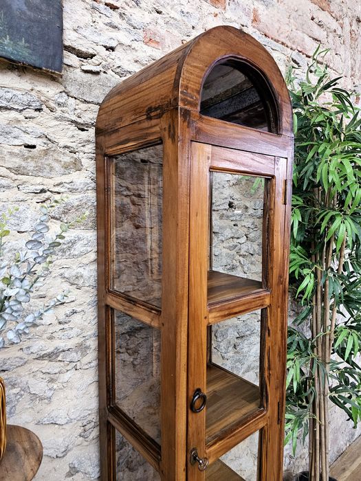 Stylowa witryna drewniana – unikatowy mebel z charakterem