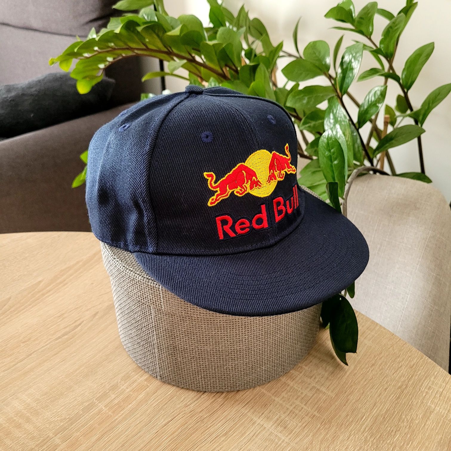 Czapka z daszkiem Red Bull.  Czapka z daszkiem snapback Red Bull