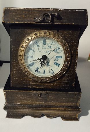 Caixa em madeira com relógio encastrado