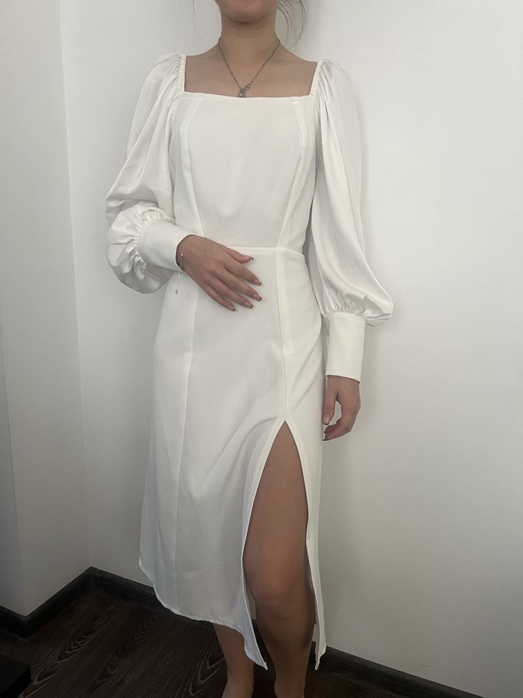 Біла сукня з вирізом