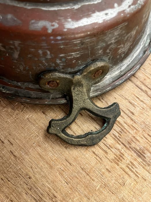 Tachos de cobre antigos com pegas trabalhadas