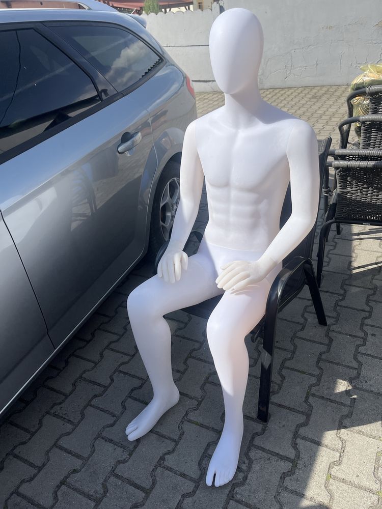 Manekiny siedzące oraz stojące