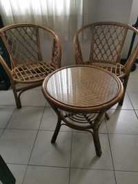 Conjunto de 2 cadeiras e uma mesinha em verga