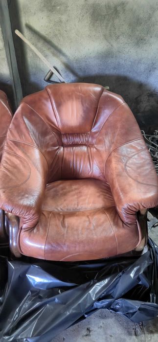 Fotel skórzany, jeden z nich uszkodzony