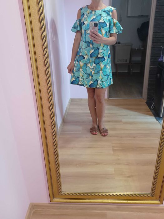 Sukienka odkryte ramiona niebieskie motyle