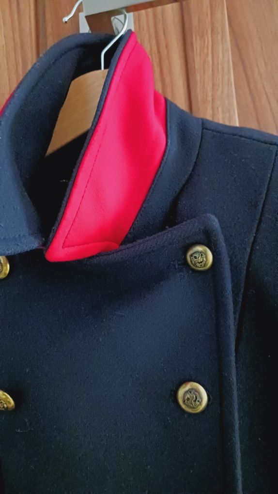 Dwurzędowy militarny płaszcz z czerwonymi elementami Zara roz. M