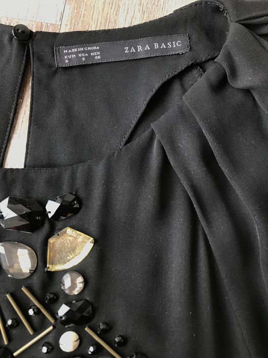 Blusa preta com bijuteria (Zara)