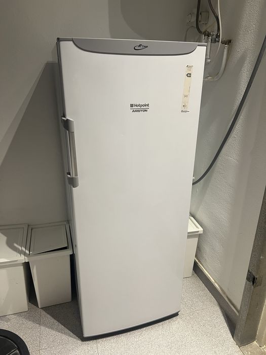 Arca congeladora vertical Hotpoint/Ariston 194L