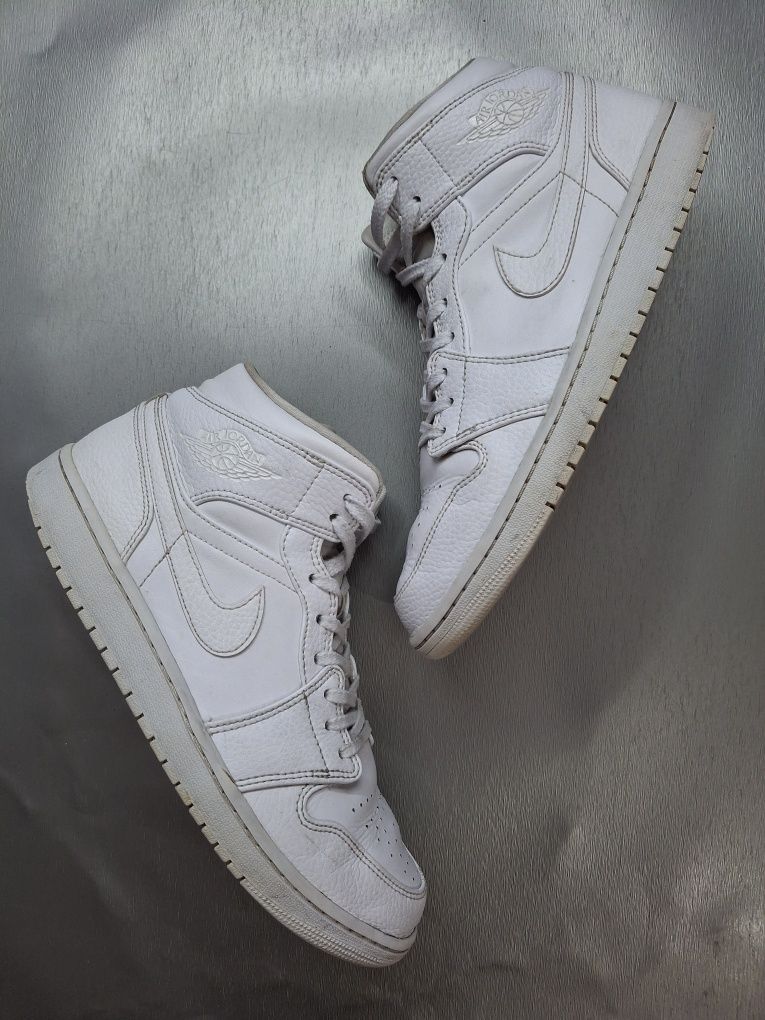 Кроссовки Air Jordan 1 Mid Triple White 2.0
ОРИГИНАЛ 
Отлично подходят