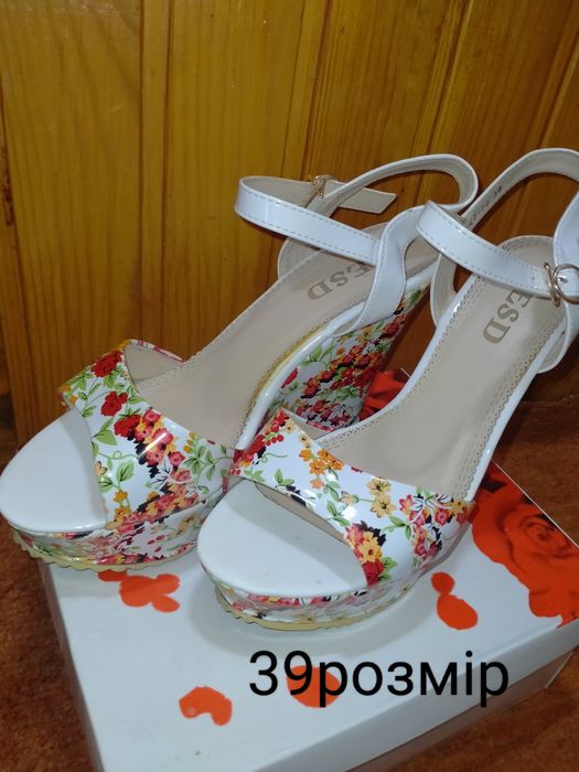 Продам босоніжки