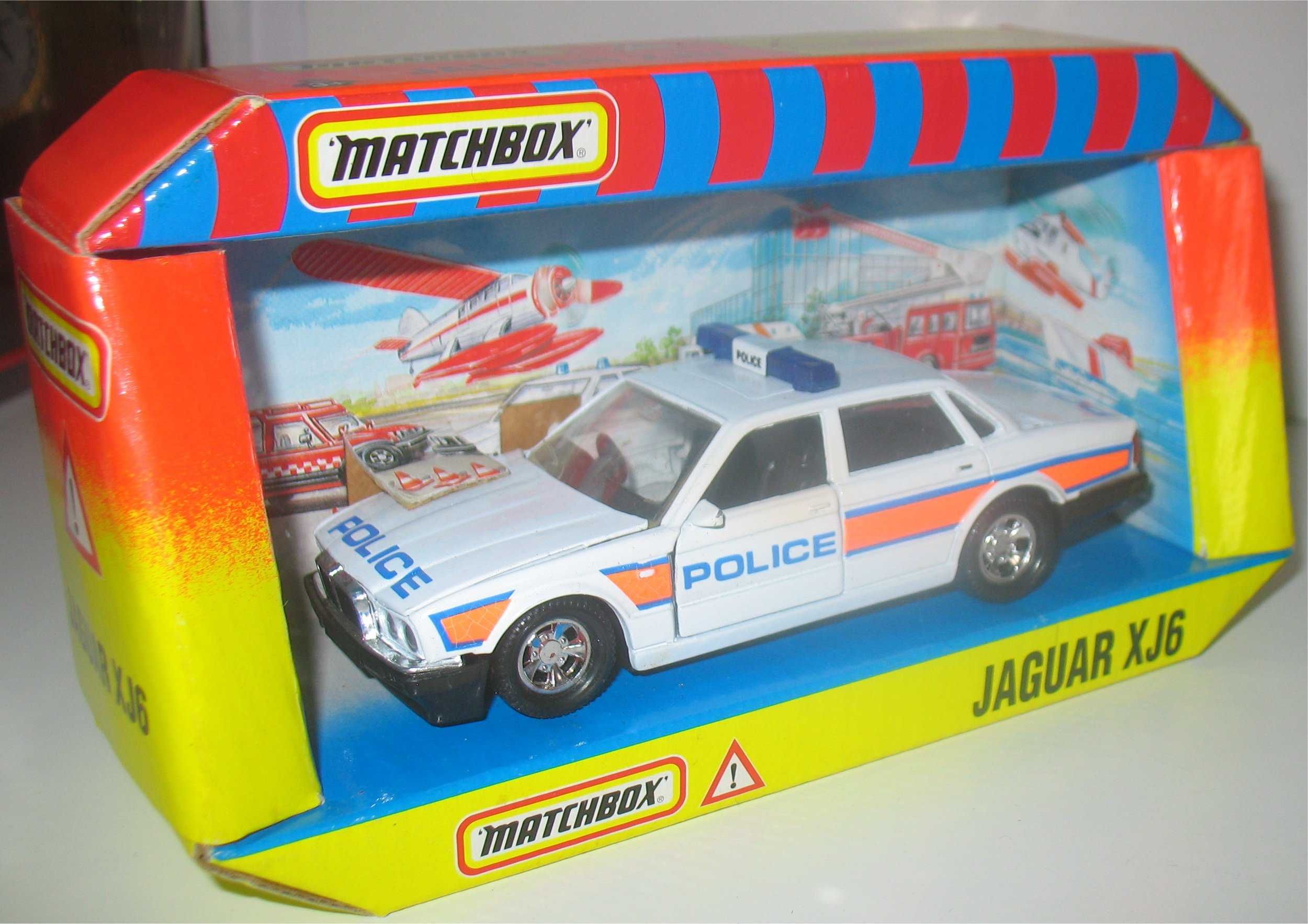 Matchbox - Jaguar XJ6 - Policia Inglesa (1994)