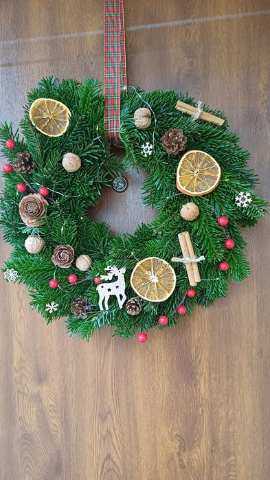 Wianek bożonarodzeniowy na drzwi