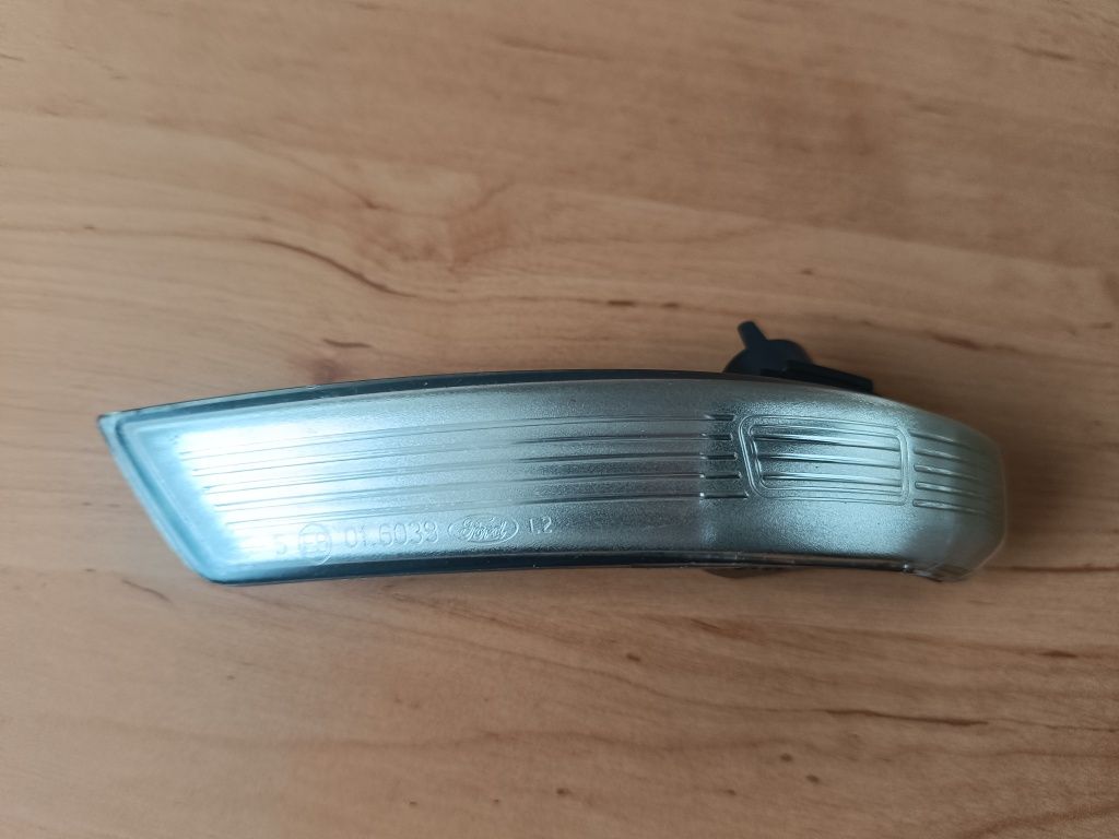Obudowa kierunkowskazu lusterka lewego Ford Focus MK3