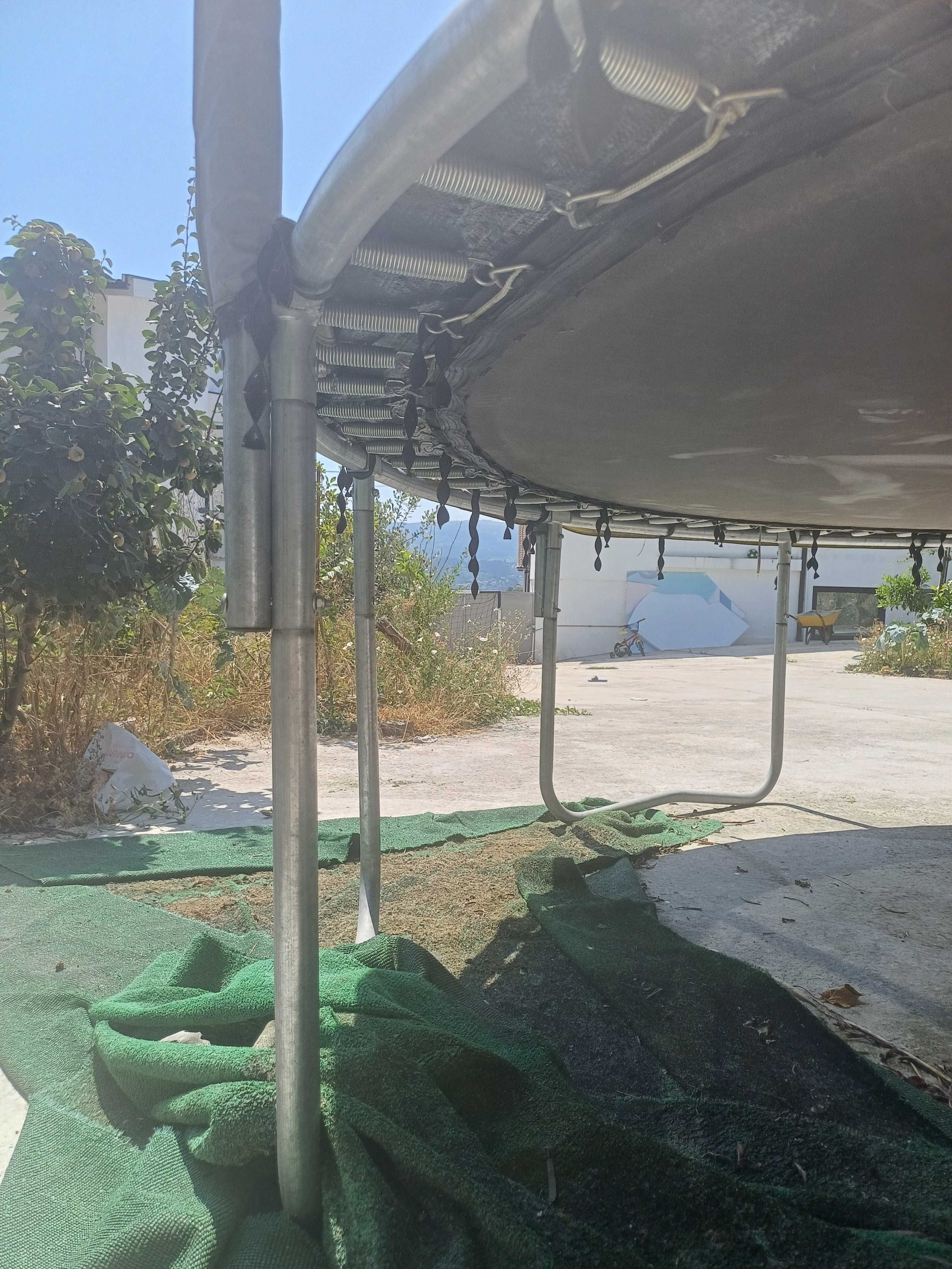 Trampolim grande em bom estado
