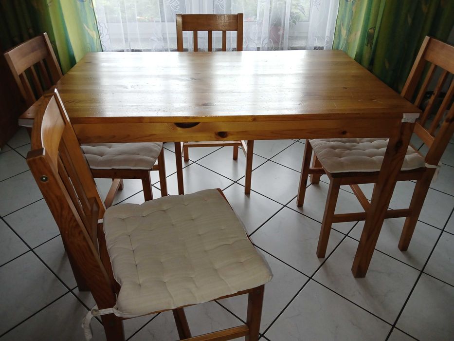 Stół drewniany z 4 krzesłami z Ikea