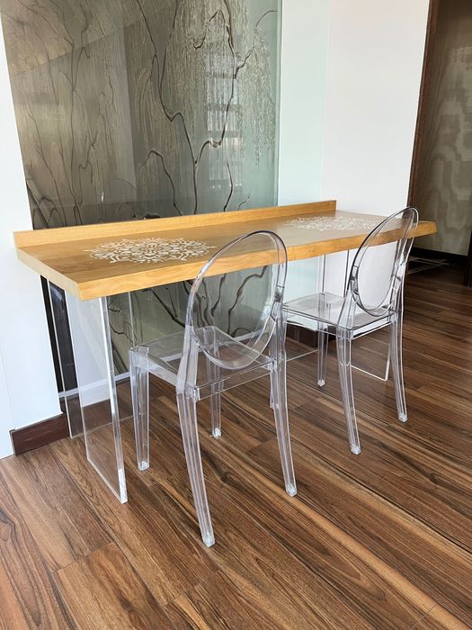 Consola com cadeiras